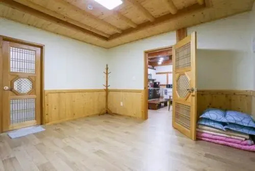 Hanok Jungwon House Pension