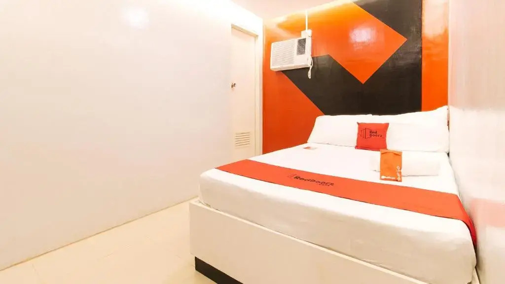 RedDoorz @ Walk Inn Hotel