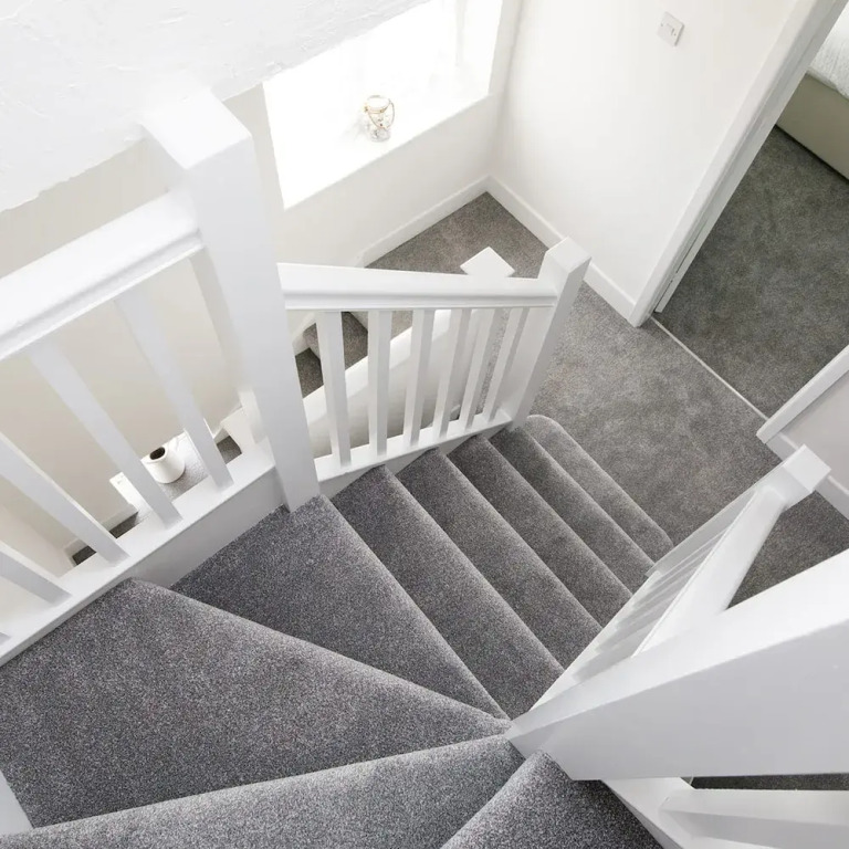 Bright & Modern 4 br House 100 metres from Beach