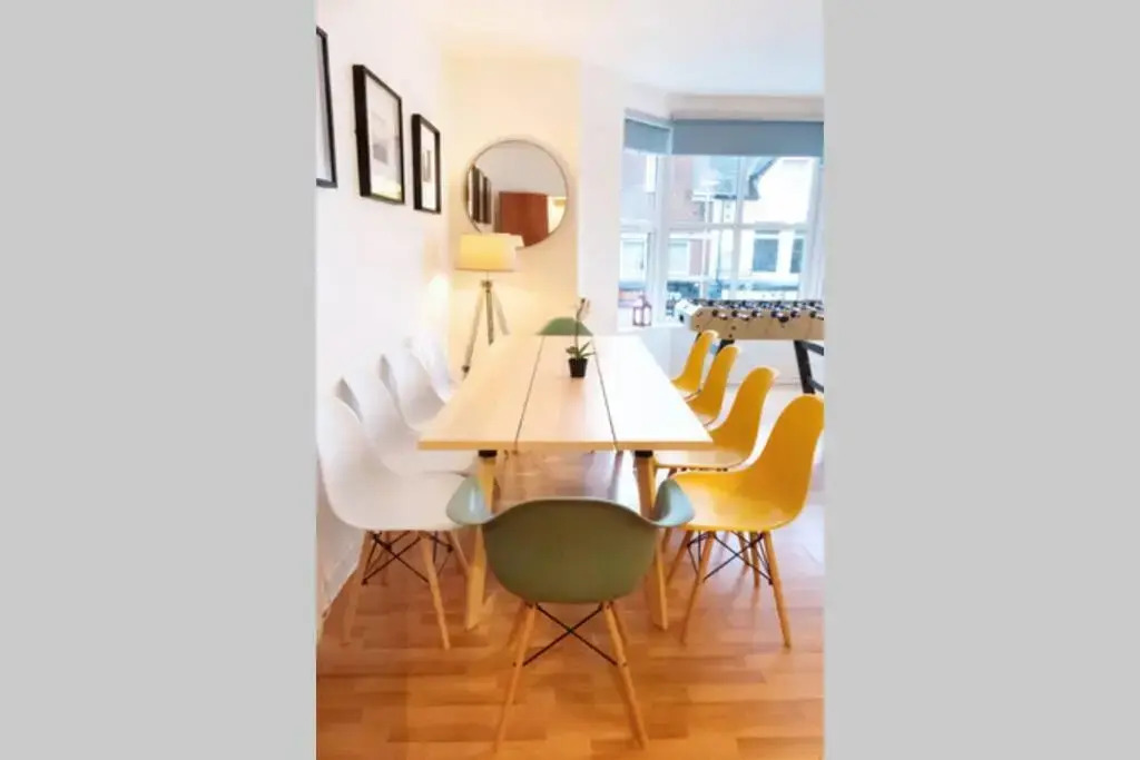 Block of apartments for up to 24 people by centre!