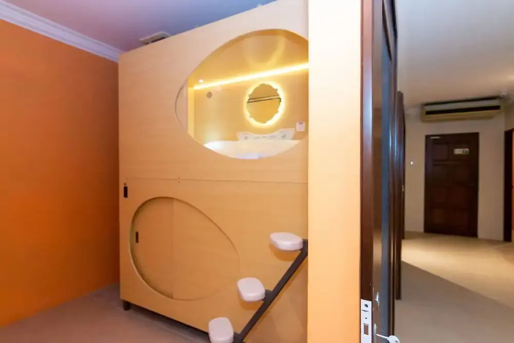 Momostay Capsule Hotel
