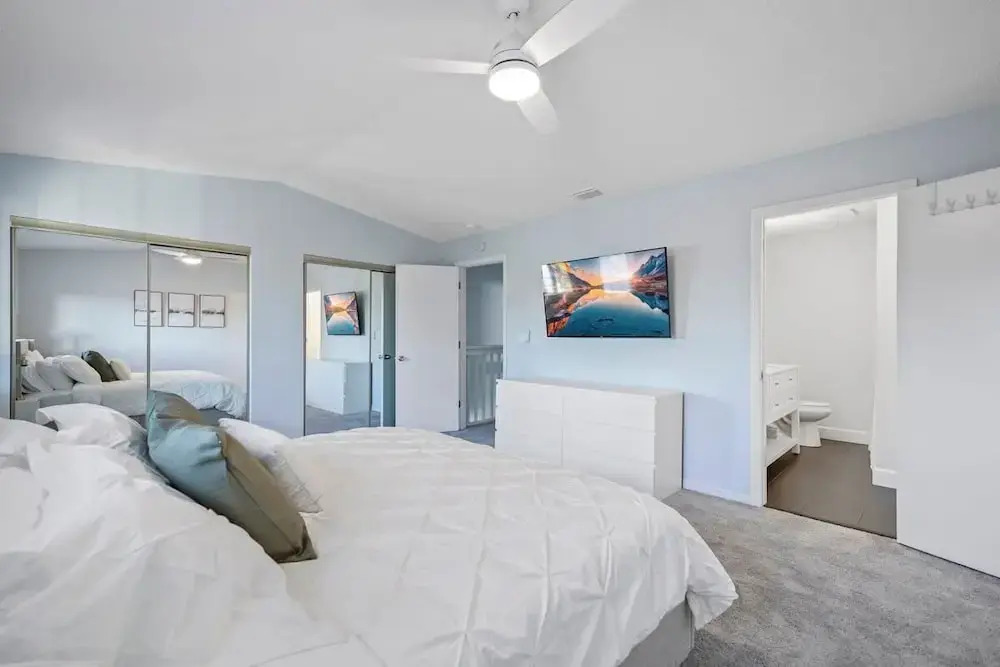 Stylish Townhome w Hot Tub 5 Min Walk to Beach