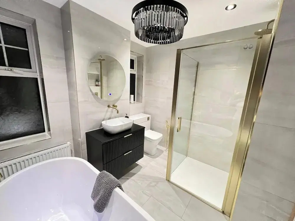 House-sleeps10-hottub-garden-parking-10mintotown
