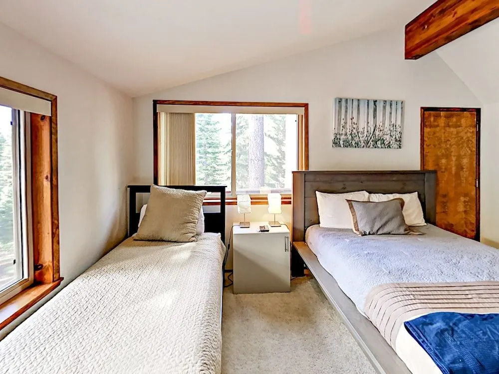 1262 Pine Valley Rd House by RedAwning
