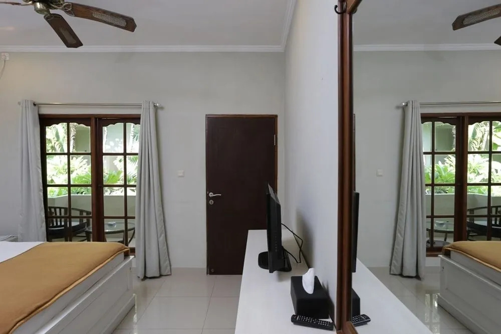 RedDoorz near Pantai Double Six