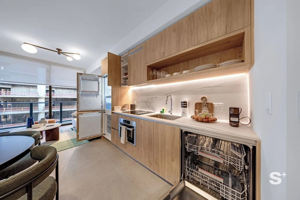High-Rise Condo in DTW Miami -Pool & Gym