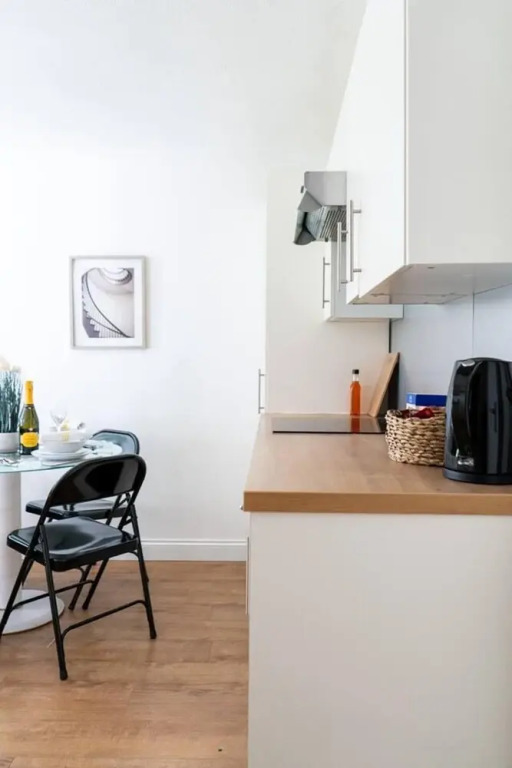 Livestay - 2 Bed Apt, Free Parking in Luton