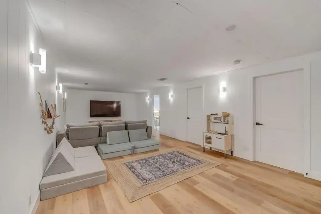 The Elm, 4 Bed Bungalow with Backyard and Firepit