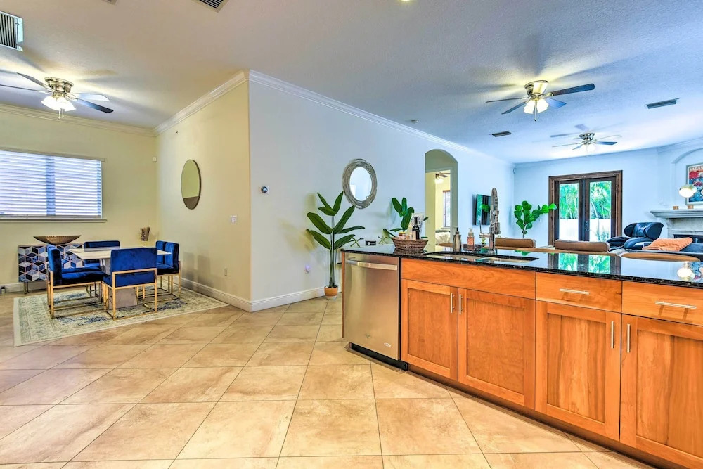 Sunny Sarasota Abode w/ Yard ~ 1 Mi to Dtwn!