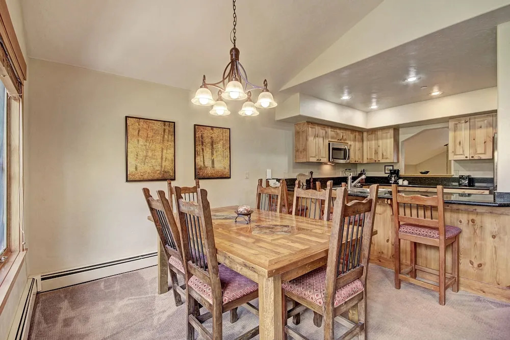 Soaring Ceilings + Mins To Gondola/apres-ski - 2br Sleeps 6 2 Bedroom Townhouse by RedAwning