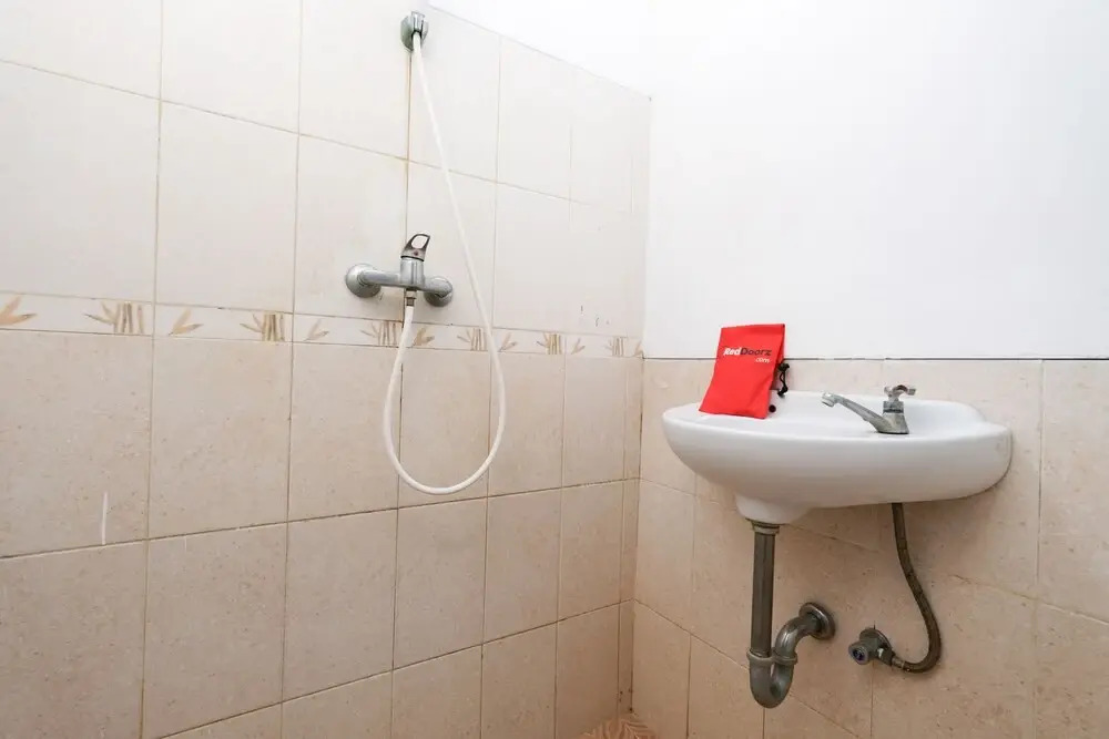 RedDoorz Plus near Simpang Lima