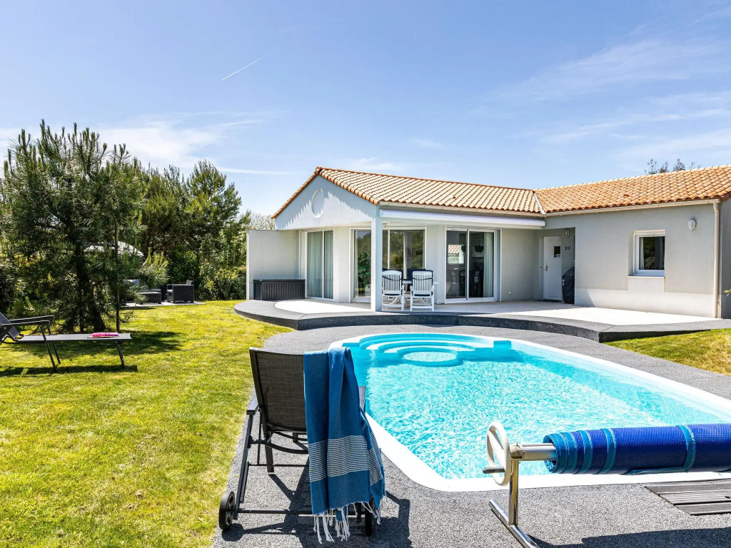 Luxurious, attractively furnished villa, 800 m. from the sea