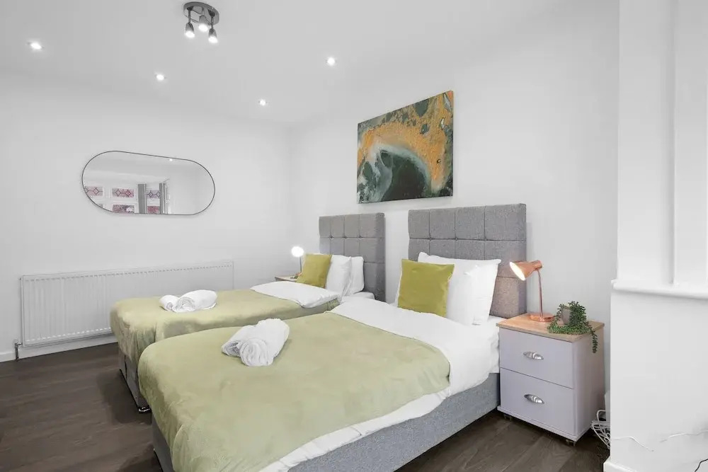 Spacious 5BR 3BA Serviced Hse in Croydon