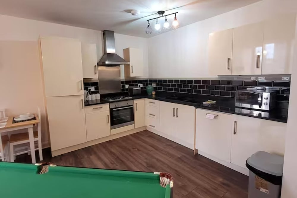 Stylish 2 Bedroom City Apartment - Free Parking