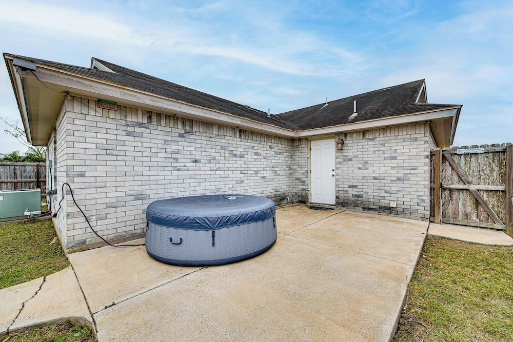 Hot Tub! Dog-friendly Gem 6 Mi to Dtwn Brownsville