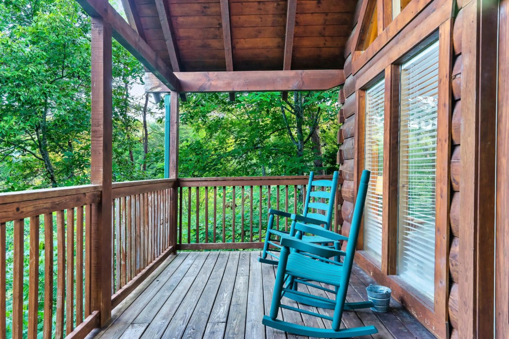 Cozy log cabin!! In heart of PF & close to the Smokies