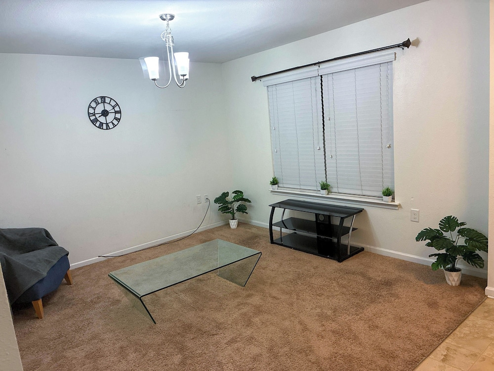 Modern 4 Bedroom Home Near Uptown