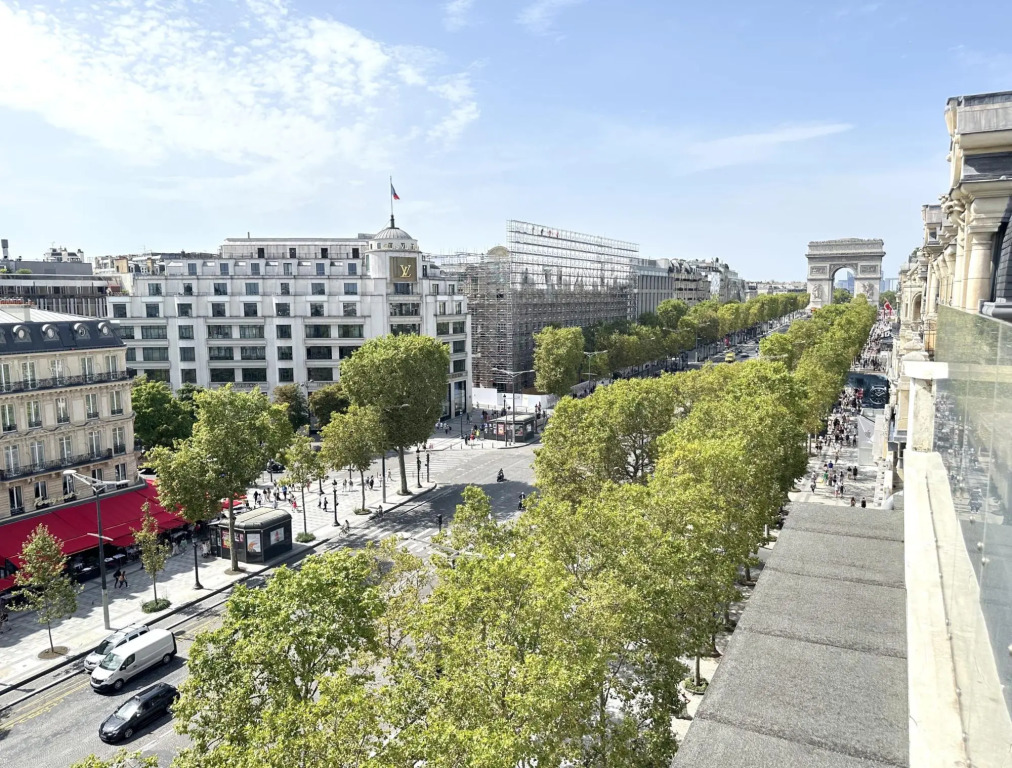 1610B - Stunning studio with Champs Elysées Views!