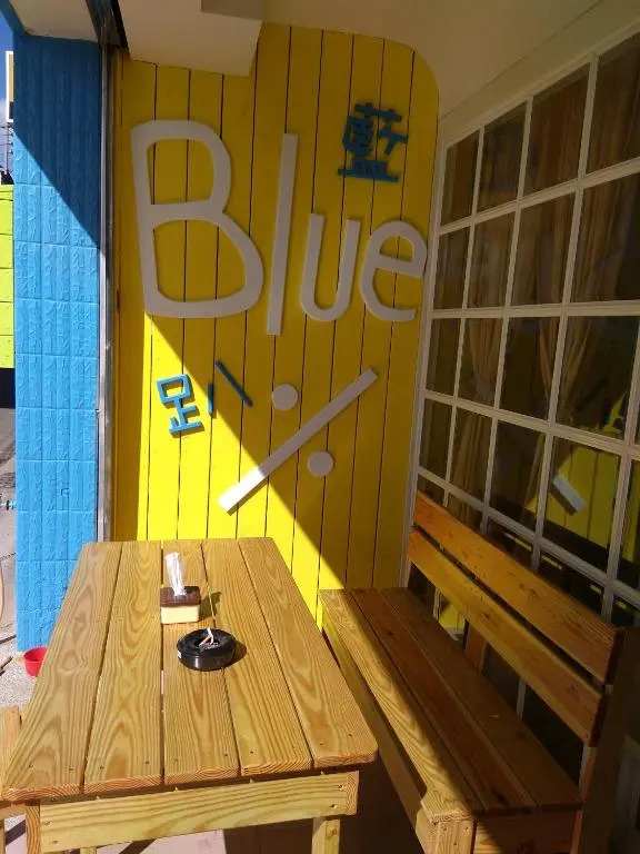 Blue% Hotel