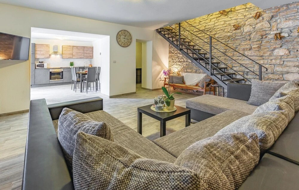Awesome Home In Peruski With Wifi