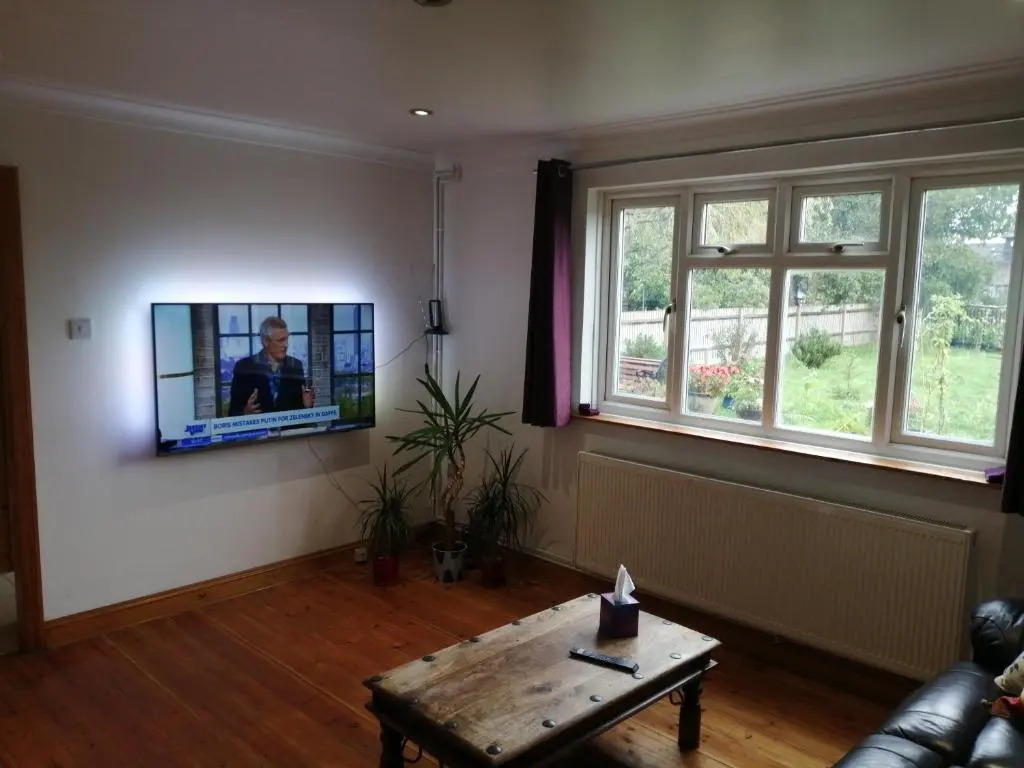 4 Bed House - Sleeps 10 - Pets - Parking - Wifi