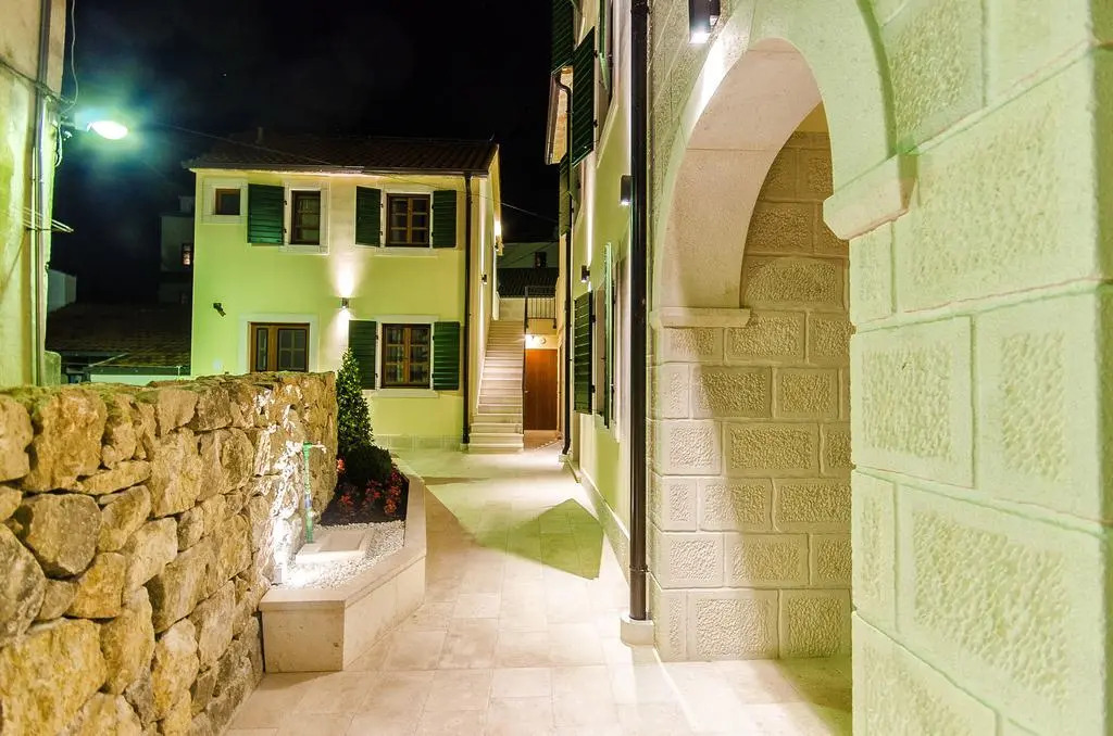Hostel Dvor