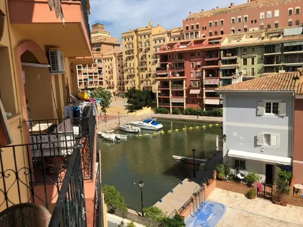 Valencia, Ideally Located 3Bed-2Bath Apart.Few Mints Walk From Beach,Pool,Shop.