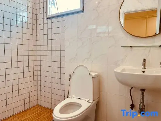 Convenient to Sky train station BTS with cozy room (402)