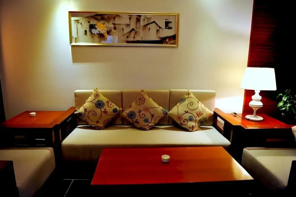 Yanan Rootlots Hotel