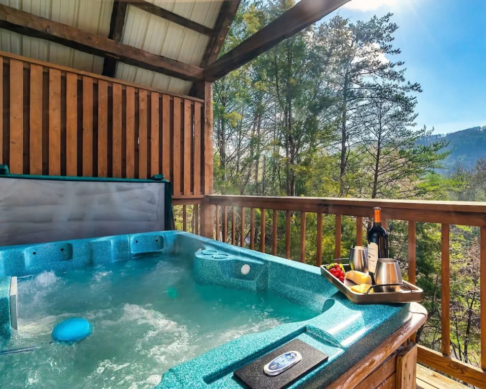 Minutes From Parkway I Private I Views I Hot tub