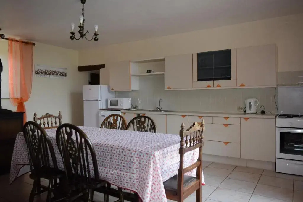 Charming Courtyard cottage 25kms Puy du Fou