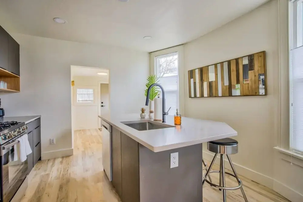 3BD Downtown Modern Victorian W/hot Tub, Park & Lake!