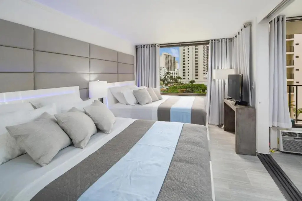 Waikiki Banyan Modern One Bedroom Free Parking