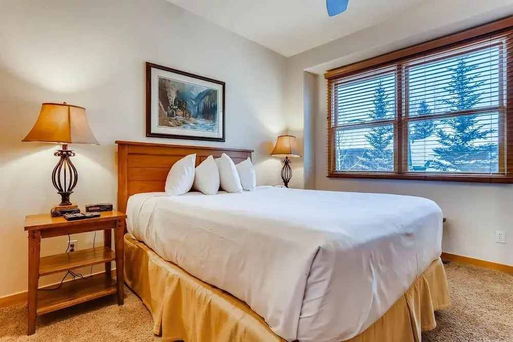 Premiere 2br Townhome - Shuttle To Slopes. Kids Ski Free! 2 Bedroom Condo by RedAwning