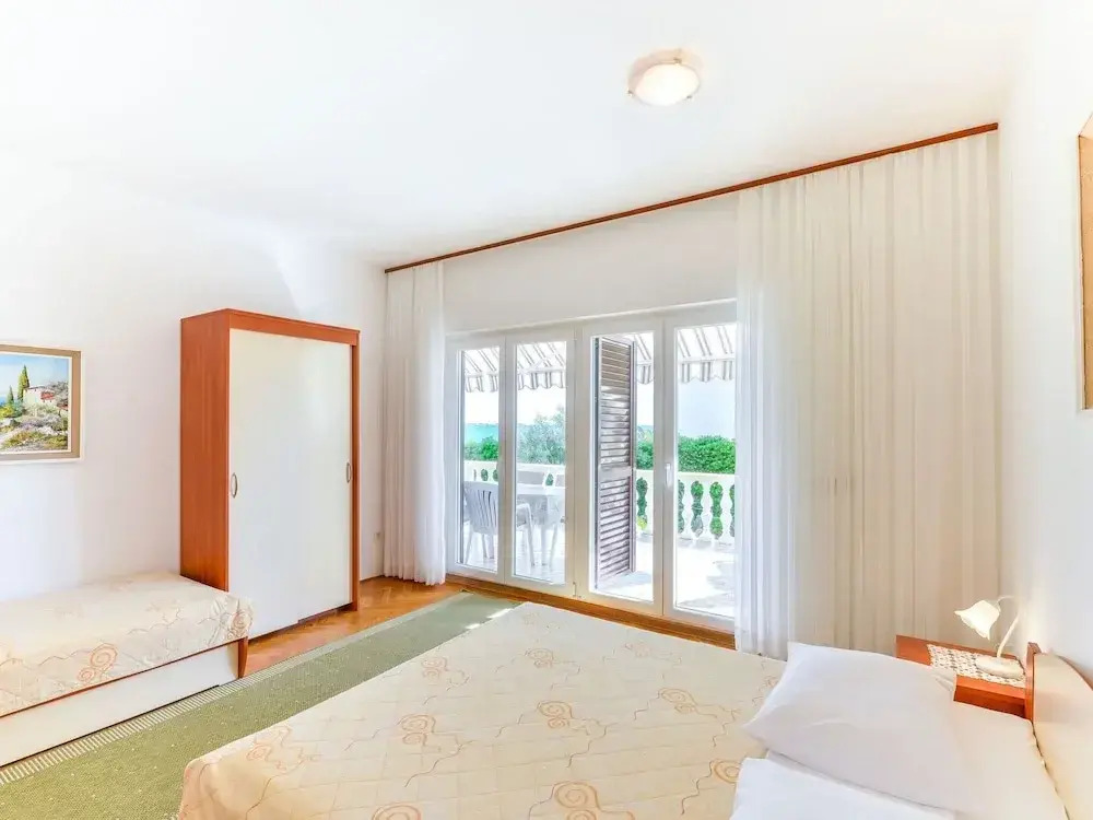 Apartments in House Liveric, in Vir at the beach