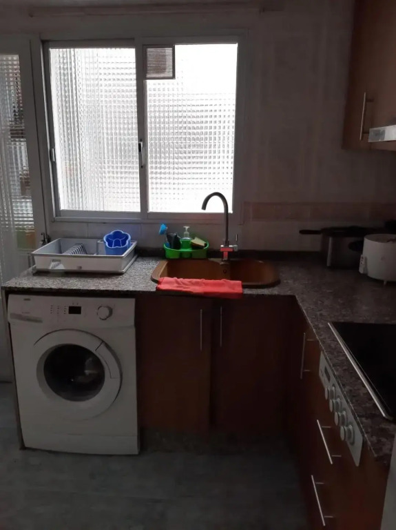 habitación pequeña en piso compartido con 2 adultos y 1 perrito