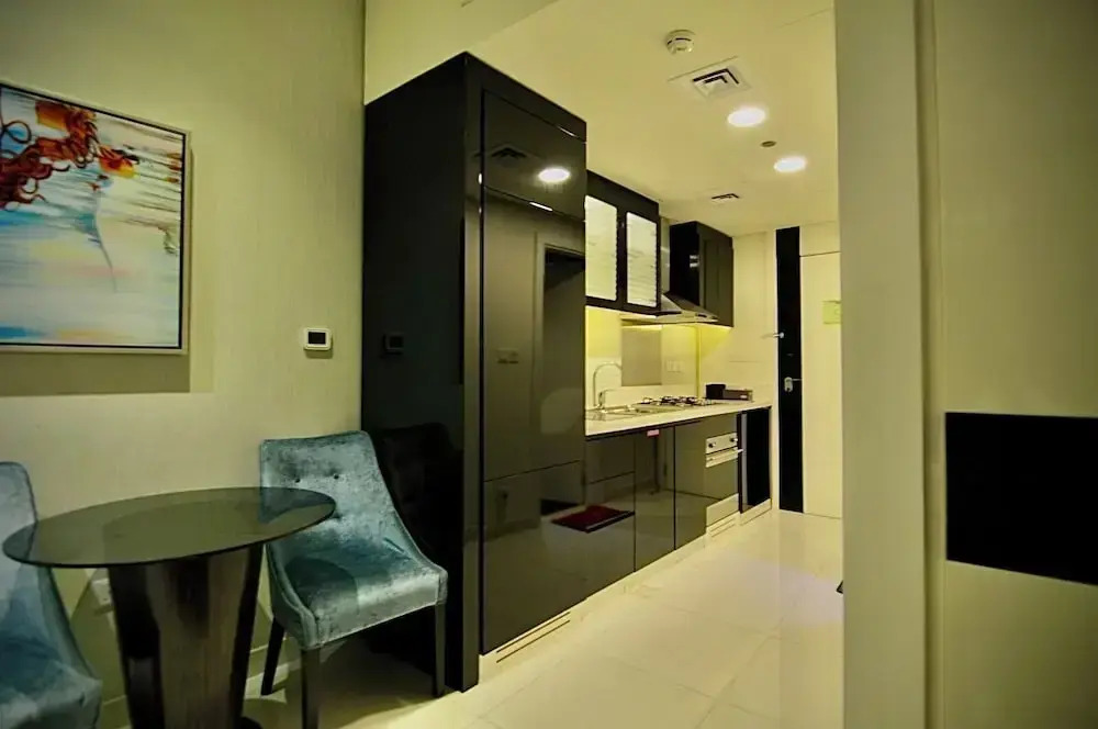Stunning Studio Dubai with Infinity Pool and Canal View