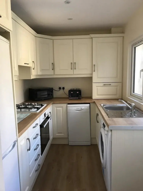 Newly refurbished 3 Bed House Near City