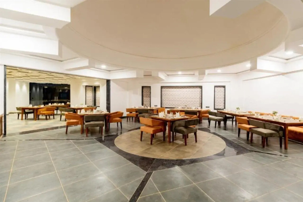 Traavista Aravali Mahal - Luxury Lake View Heritage Resort in Udaipur