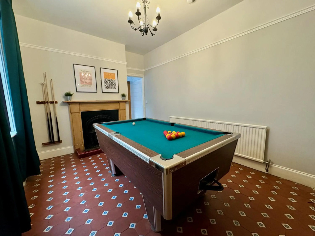 Large CityCentre Townhouse & Hot Tub, Pool Table and Offroad Parking