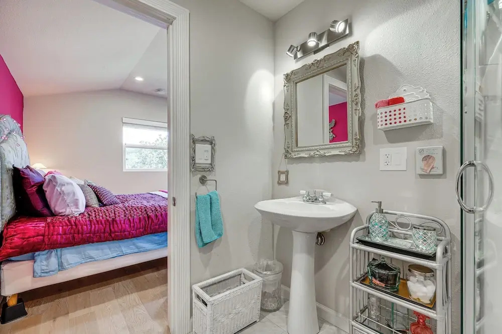 Romantic Casita w/ Garden + Deck 2 Miles to Plaza!
