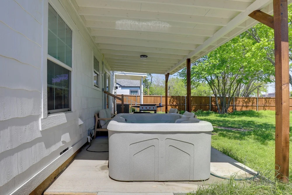 1 Block to Dallas Stadium! Home w/ Hot Tub!