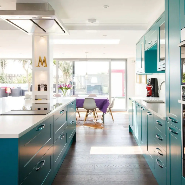 Vibrant Seafront Home With Seasonal Pool