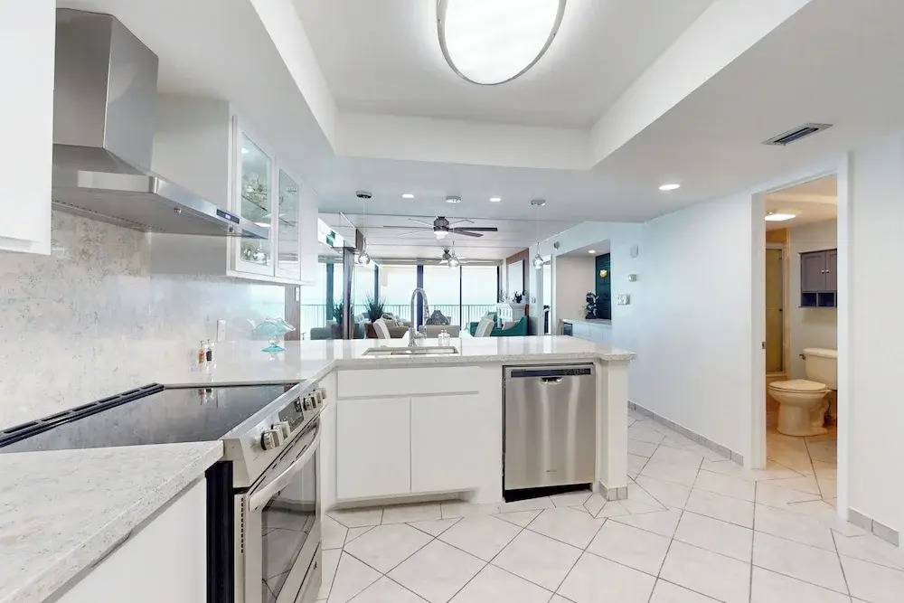 Beachfront 2BR on 10th Fl: Suntide III - Unit 1004