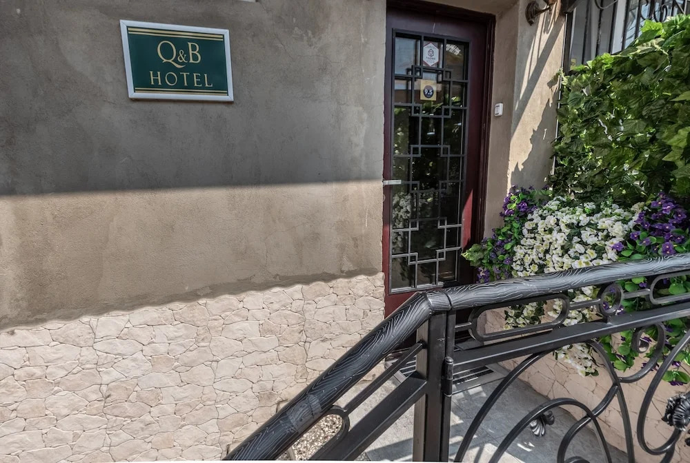 Q&B House