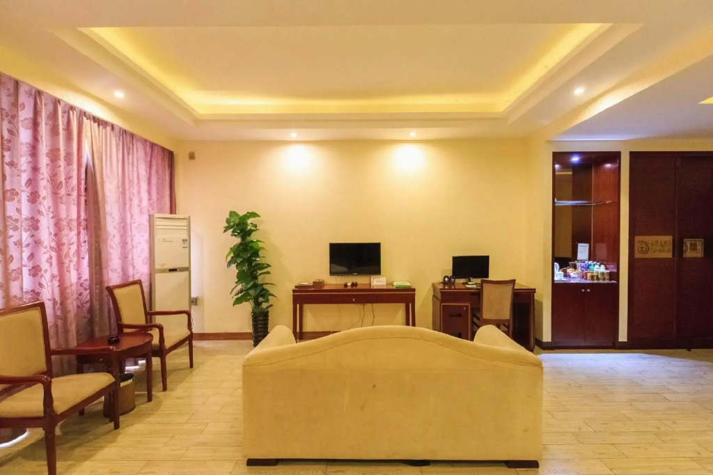 Tyrone Le Grand Large Hotel