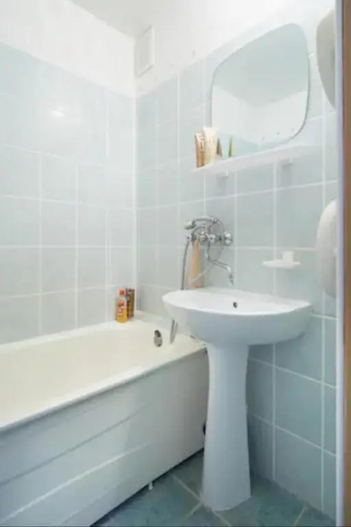 Nice private room in a three room apartment Free parking Feel like at home