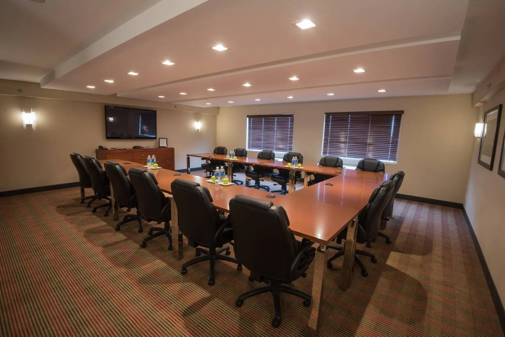 Four Points by Sheraton Winnipeg South