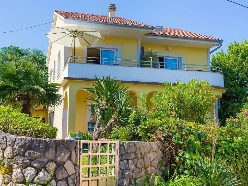 Nice Apartment With Private Terrace Near the Sea