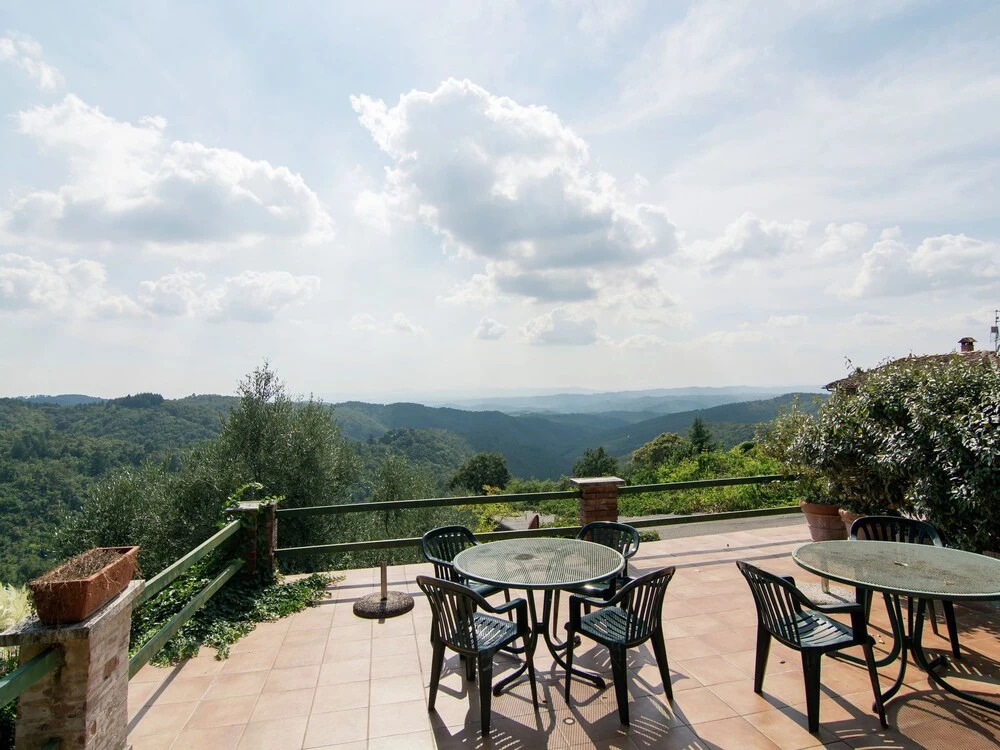 Cosy apartment in the well known Chianti area, with swimming pool and terrace.